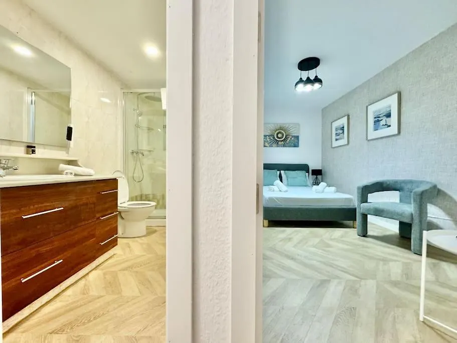 3Bd City Center Charming Flat Balcony & Parking Malaga Apartment