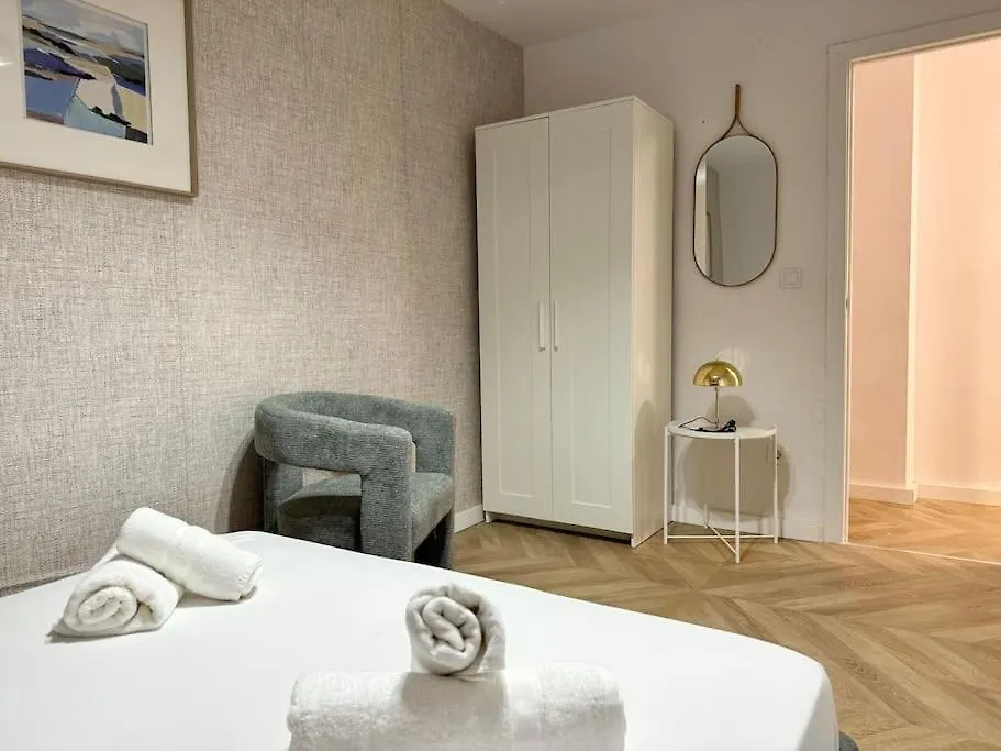 3Bd City Center Charming Flat Balcony & Parking Malaga Apartment